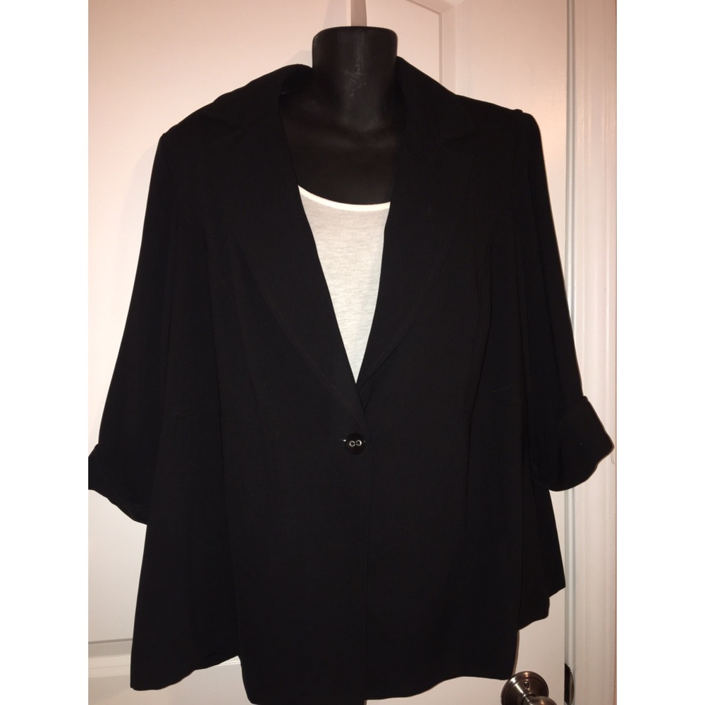 Black cuffed blazer with shoulder pads